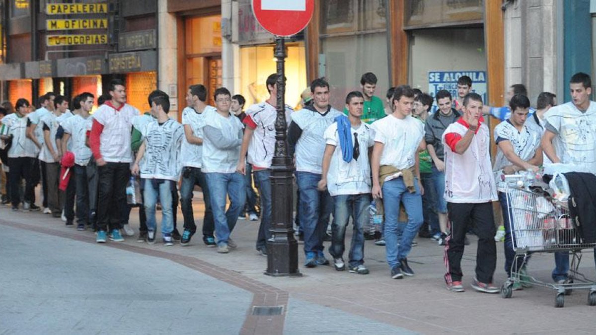 Un grupo de nuevos universitarios celebrando una novatada camina por las calles de Burgos.-ISRAEL L. MURILLO