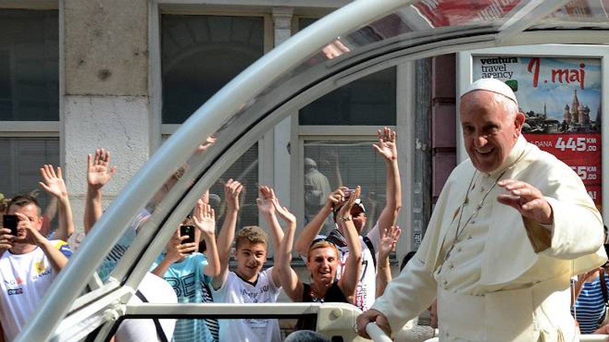 El papa Francisco durante su recorrido con el papamóvil por las calles de Sarajevo.-Foto:   REUTERS / STRINGER