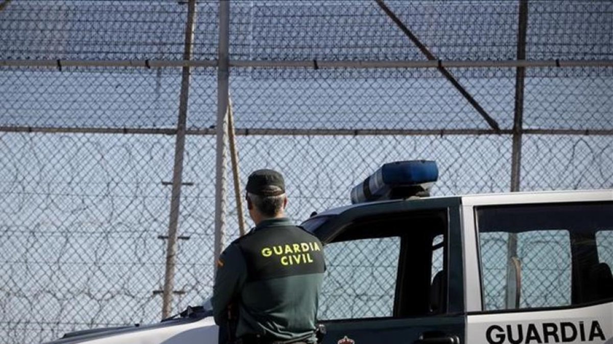 Un guardia civil vigila la zona fronteriza de Marruecos con Melilla, en una imagen de archivo.-JOSÉ LUIS ROCA