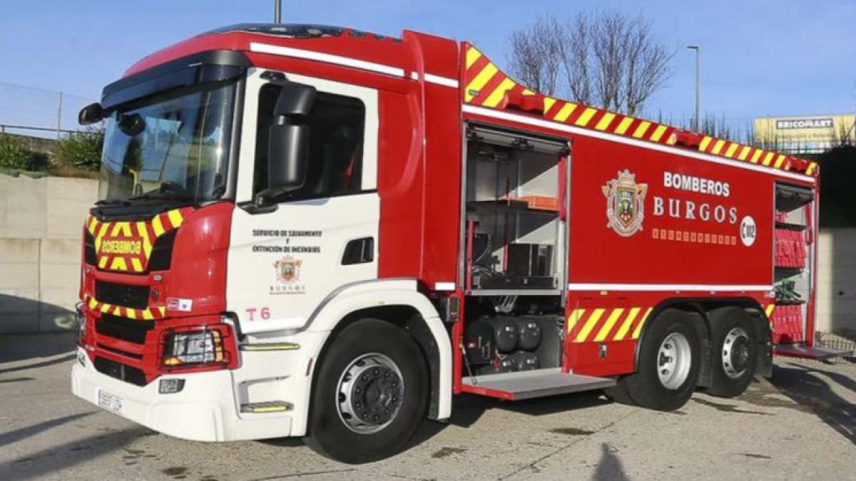 Los bomberos de Burgos han acudido rápidamente al incendio declarado en un nave de Ubisa. ECB