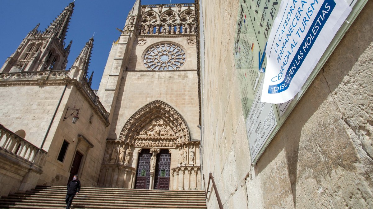 Cartel que informa del cierre de la Catedral al turismo el año pasado en Semana Santa. TOMÁS ALONSO