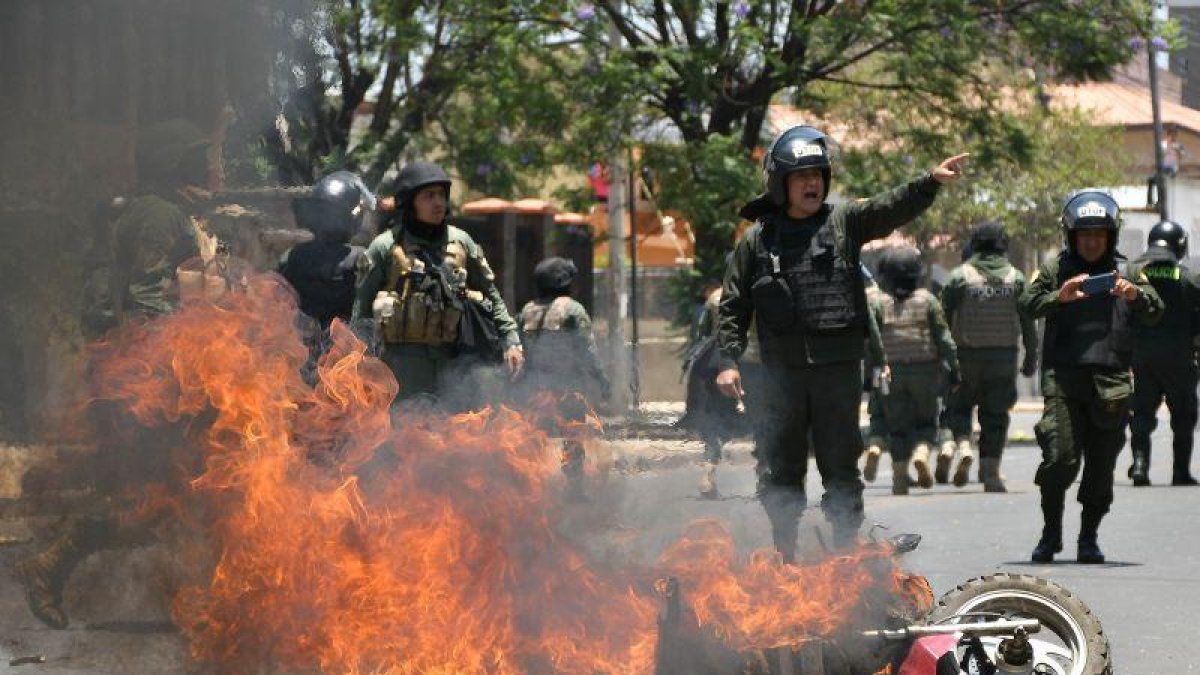Vista este martes de una motocicleta incendiada durante protestas contra el Gobierno de Evo Morales en Cochabamba.-EFE