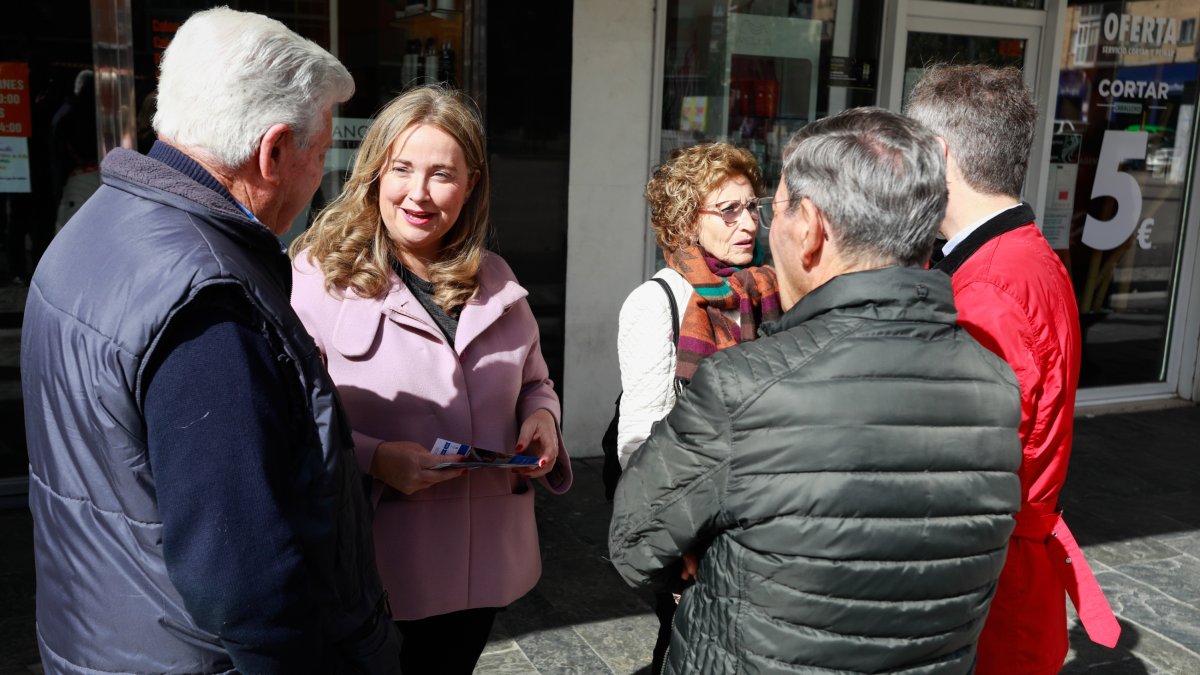 Cristina Ayala, candidata del PP a la Alcaldía de Burgos, charla con unos vecinos en la plaza de Santiago de Gamonal. TOMÁS ALONSO