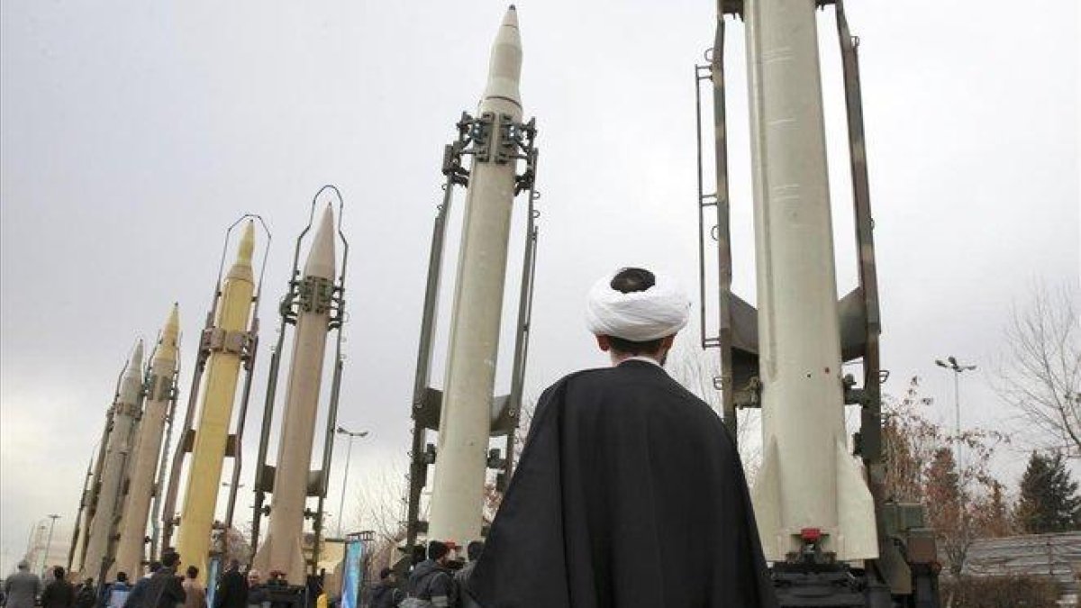 Un clérigo iraní observa los misiles en un espectáculo militar en la Gran Mezquita Imán Jomeini, en Teherán.-VAHID SALEMI (AP)