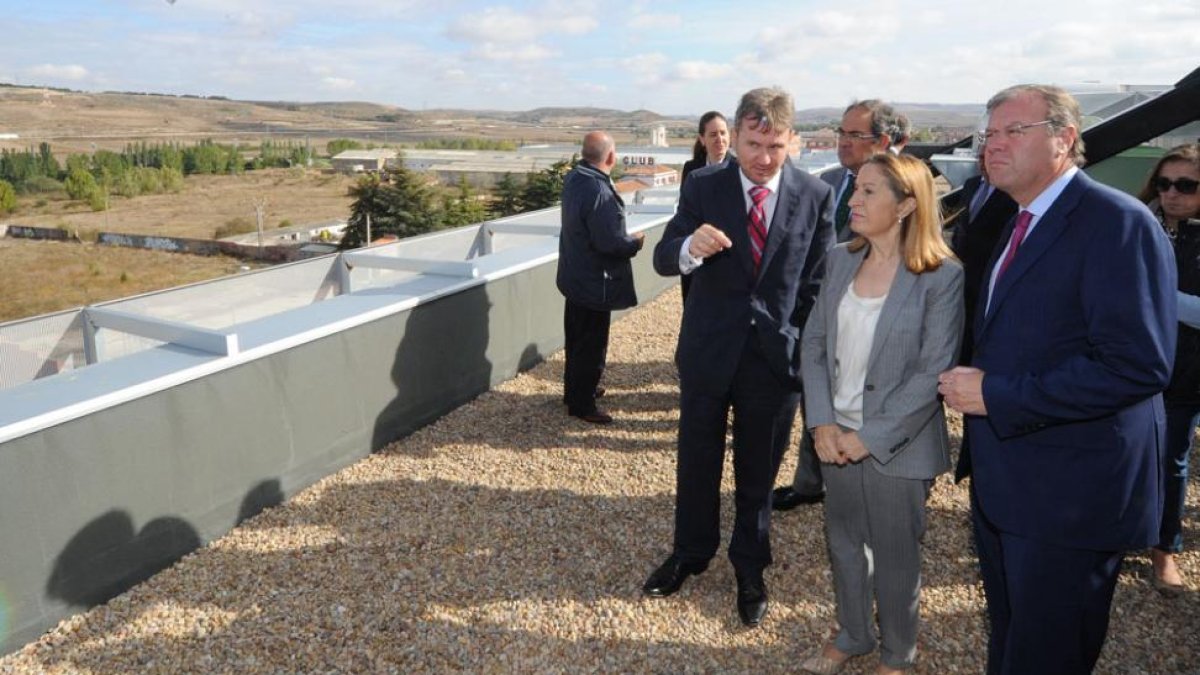 La ministra Ana Pastor escucha las explicaciones del alcalde de Burgos durante su visita a Villafría.-ISRAEL L. MURILLO
