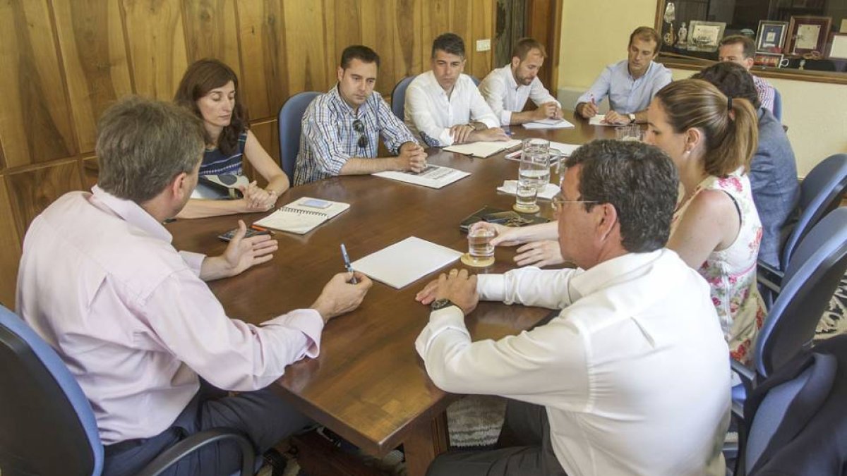 La reunión de ayer del consorcio, con la presencia de concejales de oposición, constató el fracaso del operativo del verano.-ISRAEL L. MURILLO