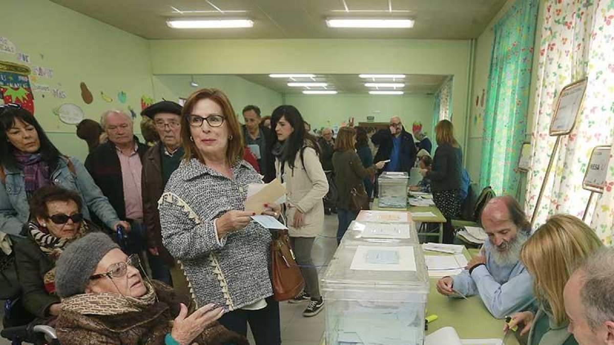 Imagen de votaciones el pasado domingo en un colegio electoral.-RAÚL G. OCHOA