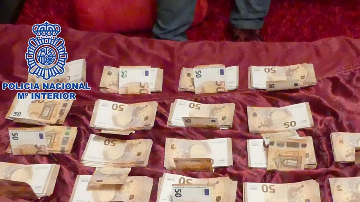 Dinero en metálico incautado a los detenidos por la Policía.-ECB