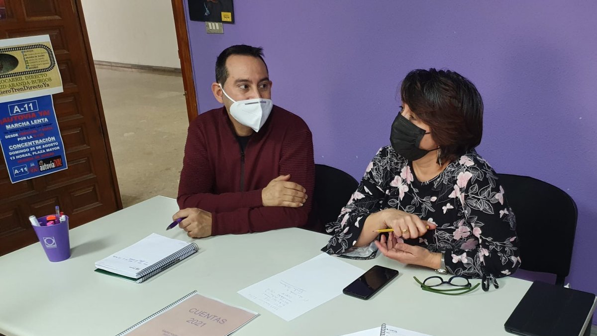 El concejal de Podemos, Andrés Gonzalo, charla con su compañera, Mª Ángeles Pizarro