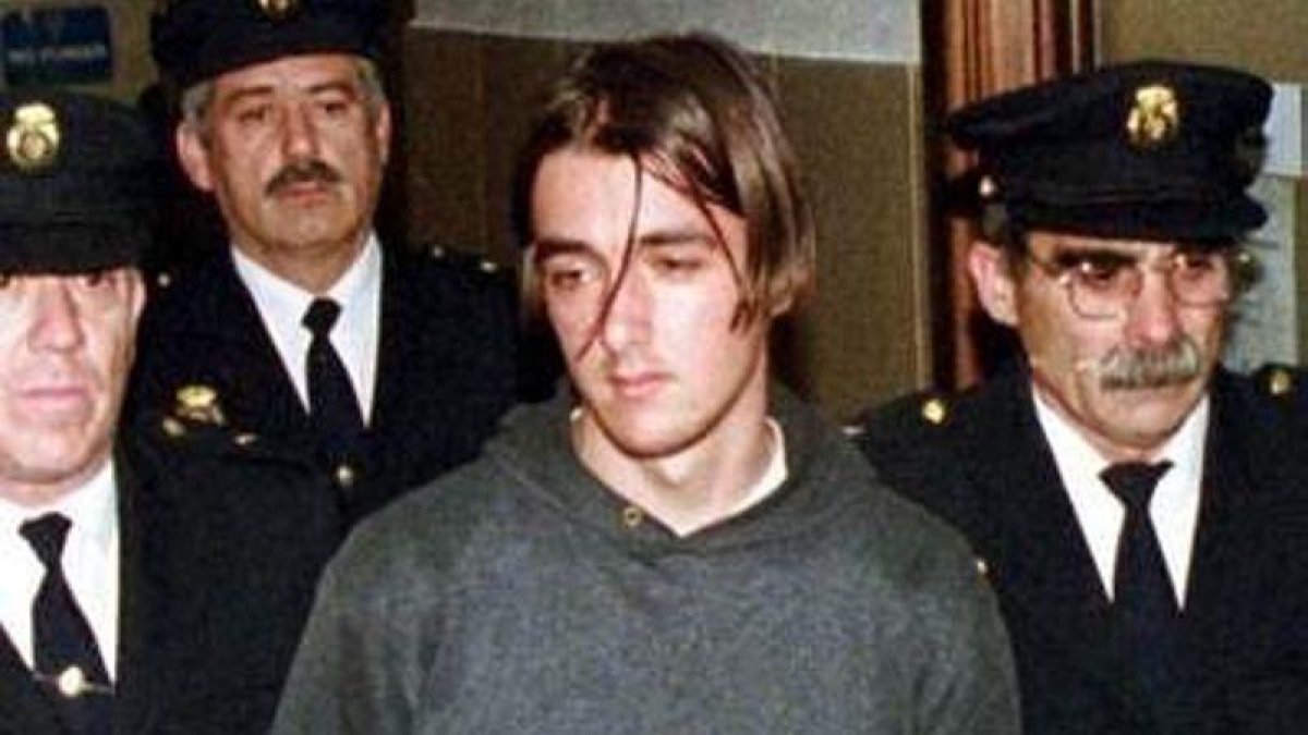 José Rabadán, en el 2000, tras ser detenido por el asesinato de sus padres y de su hermana.-EL PERIÓDICO