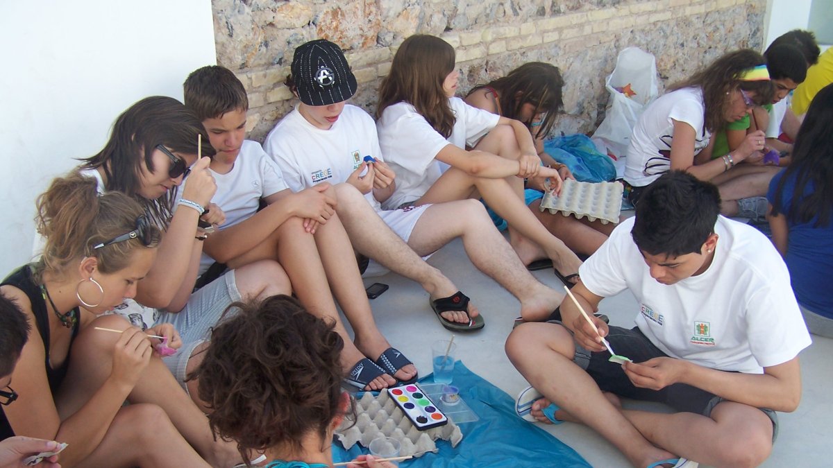 Varios niños hacen un taller en una de las ediciones del campamento. ALCER