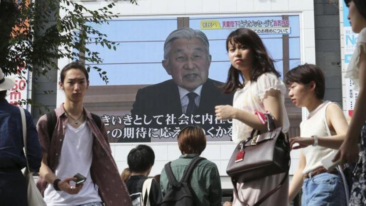Una pantalla muestra al emperador Akihito durante su discurso.-AP / Koji Sasahara