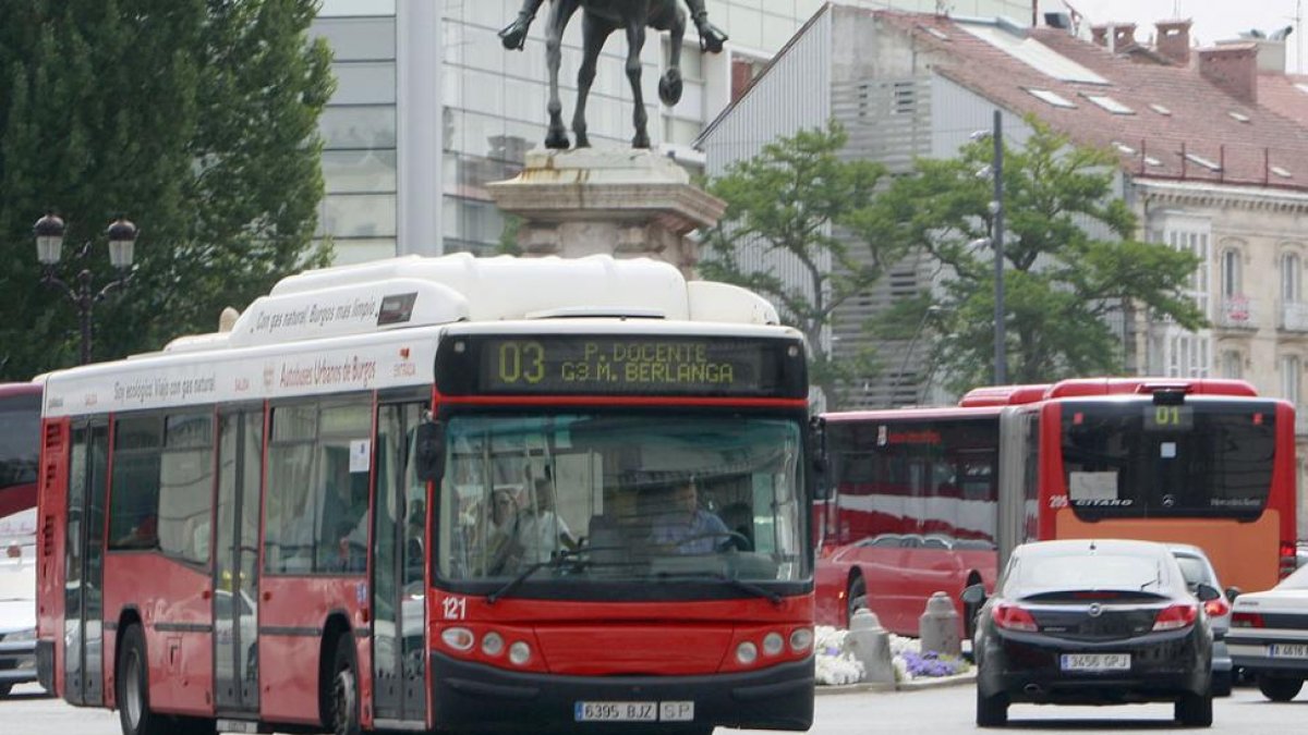 Varios autobuses municipales circulan por la plaza del Cid.-RAÚL G. OCHOA
