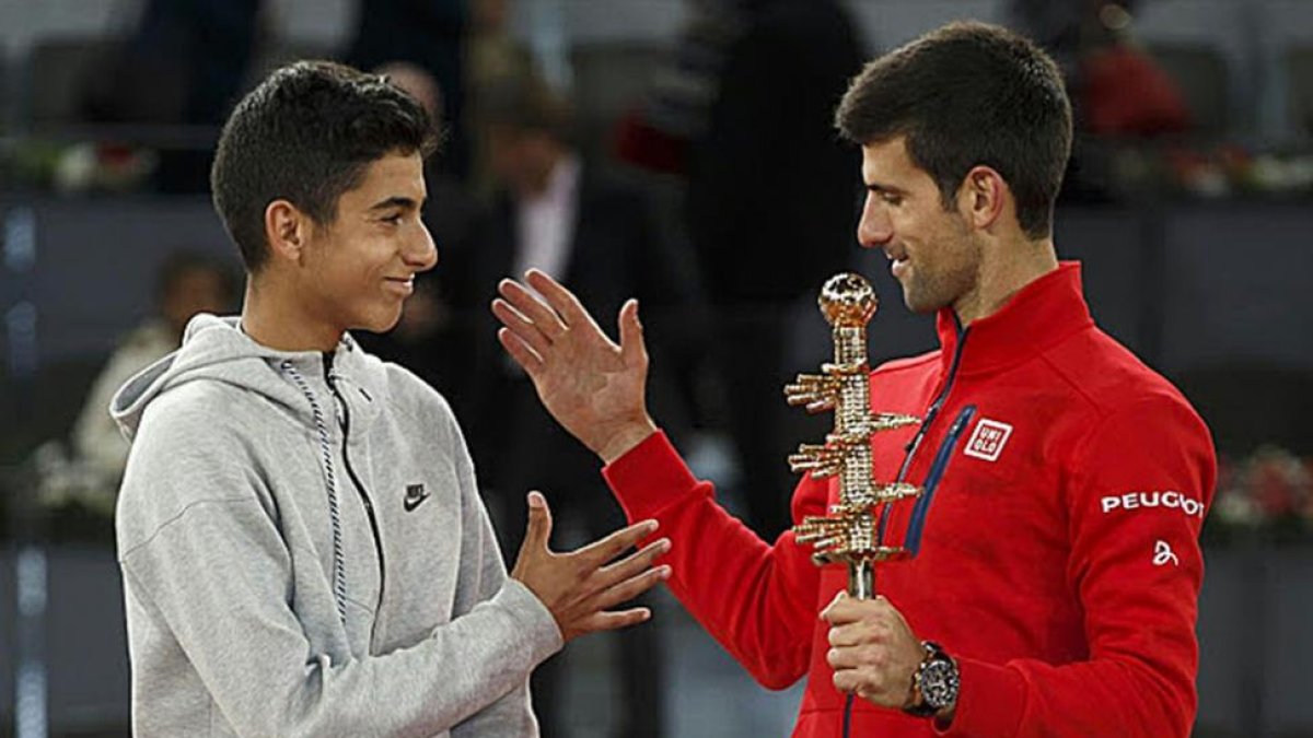 Novak Djokovic, número 1 del mundo, saluda a Nicolás Álvarez en la Caja Mágica de Madrid-ECB