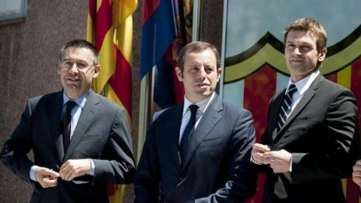 Josep Maria Bartomeu, Sandro Rosell y Tito Vilanova, en la presentación del último como entrenador del Barça, en junio del 2012.-Foto: JORDI COTRINA