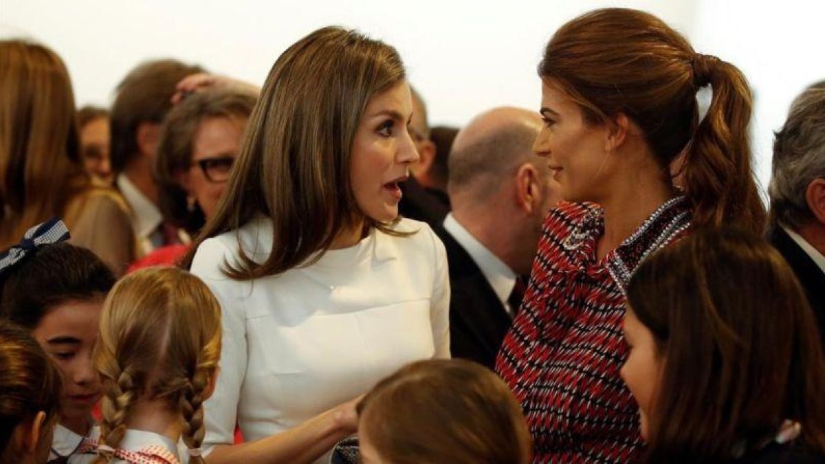 La reina Letizia y Juliana Awada, este jueves en la feria de arte contemporáneo Arco.-REUTERS / SUSANA VERA