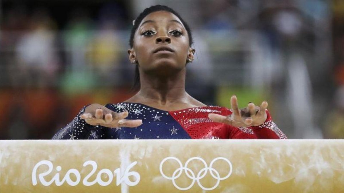 Simone Biles, durante un ejercicio en la barra en los Juegos de Río.-REUTERS / DAMIR SAGOLJ