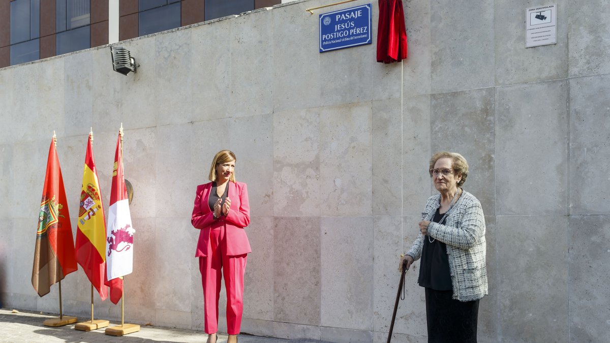 La viuda de Jesús Postigo, Carmen, y la vicealcaldesa, Nuria Barrio, descubren la placa que da nombre a la calle y que es un reconocimiento a la figura de Jesús Postigo. SANTI OTERO