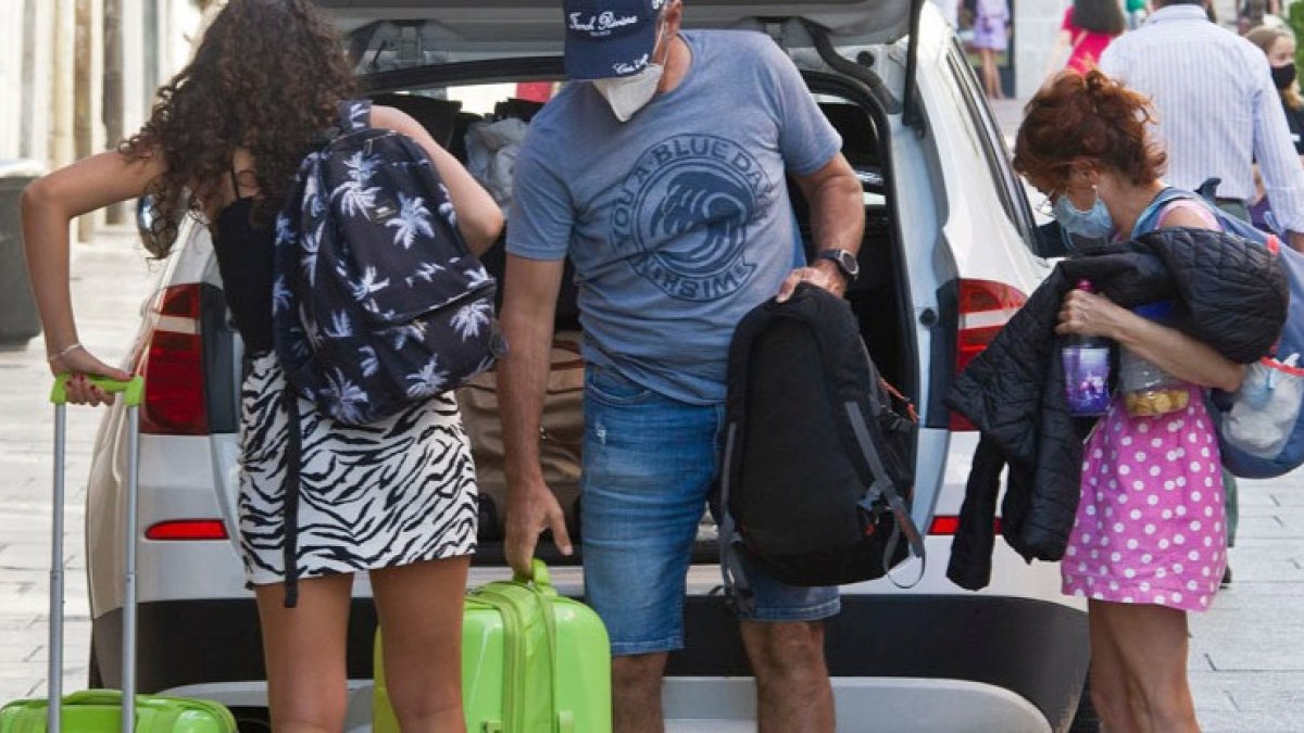 Tres turistas se apean de un taxi para acceder a un hotel de la calle Laín Calvo, en Burgos. ISRAEL L. MURILLO