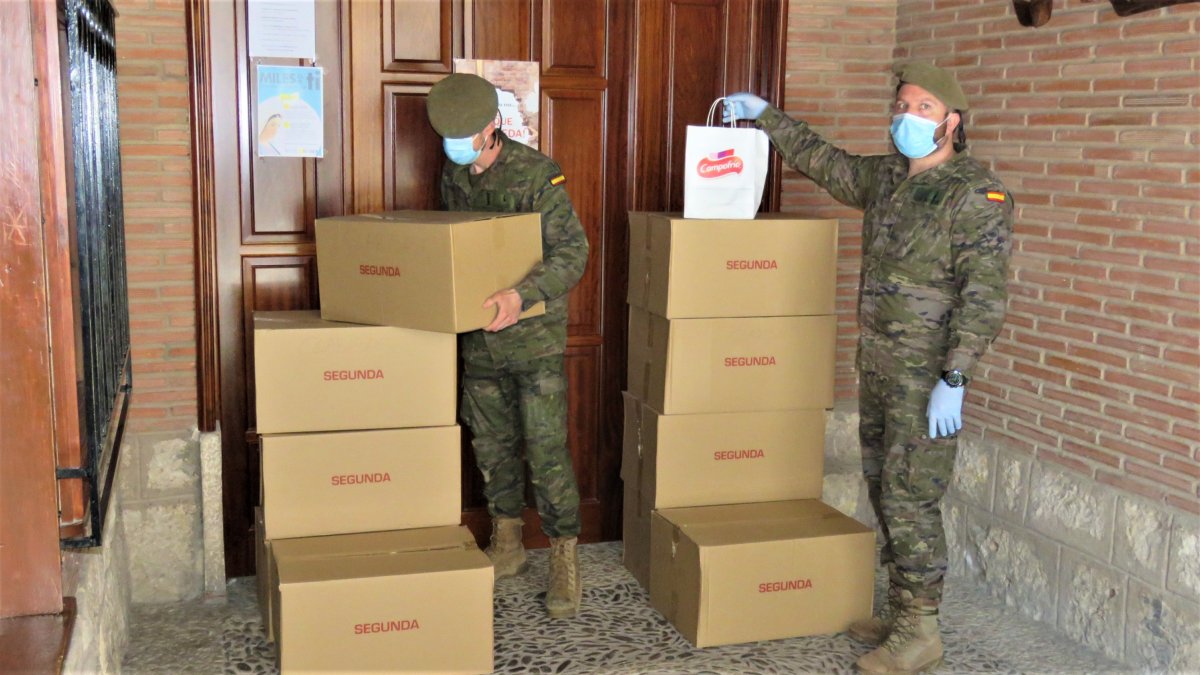 Los militares de la base de Castrillo del Val han repartido los productos donados por Campofrío. ECB