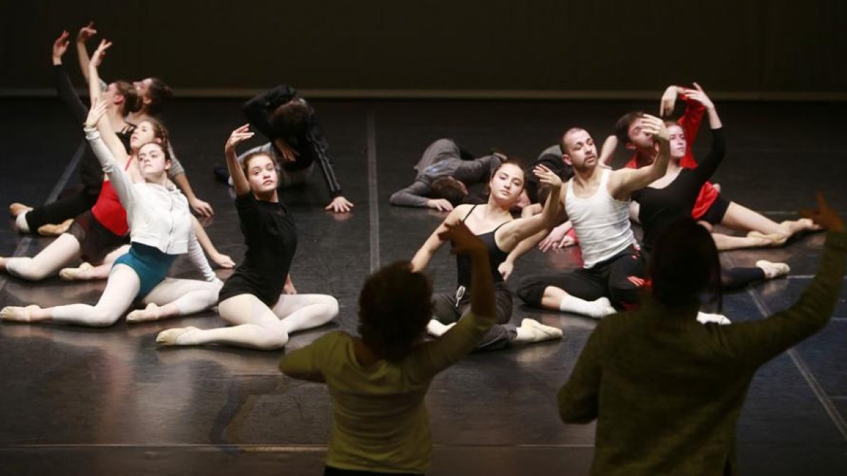 Los alumnos de la Escuela de Danza de Burgos y del Conservatorio Maurice Ravel de Biarritz han ensayado juntos toda esta semana.-Raúl Ochoa