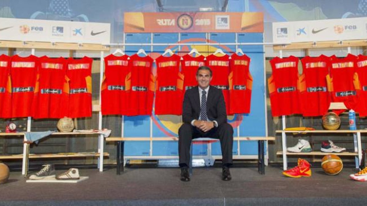 El entrenador del equipo español, SergioScariolo, posa con las camiseta de los 17 preseleccionados, ayer, en Madrid.-FEB