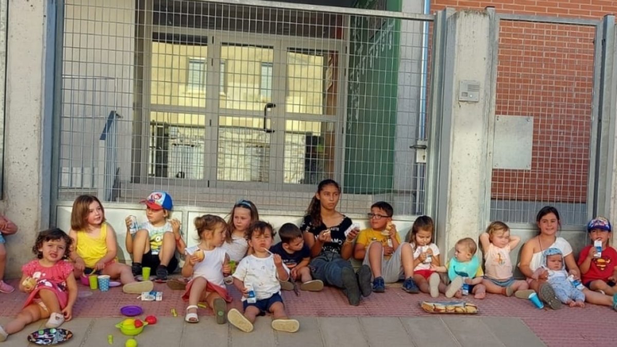 Niños del colegio de Sotillo comen a la puerta del colegio como protesta