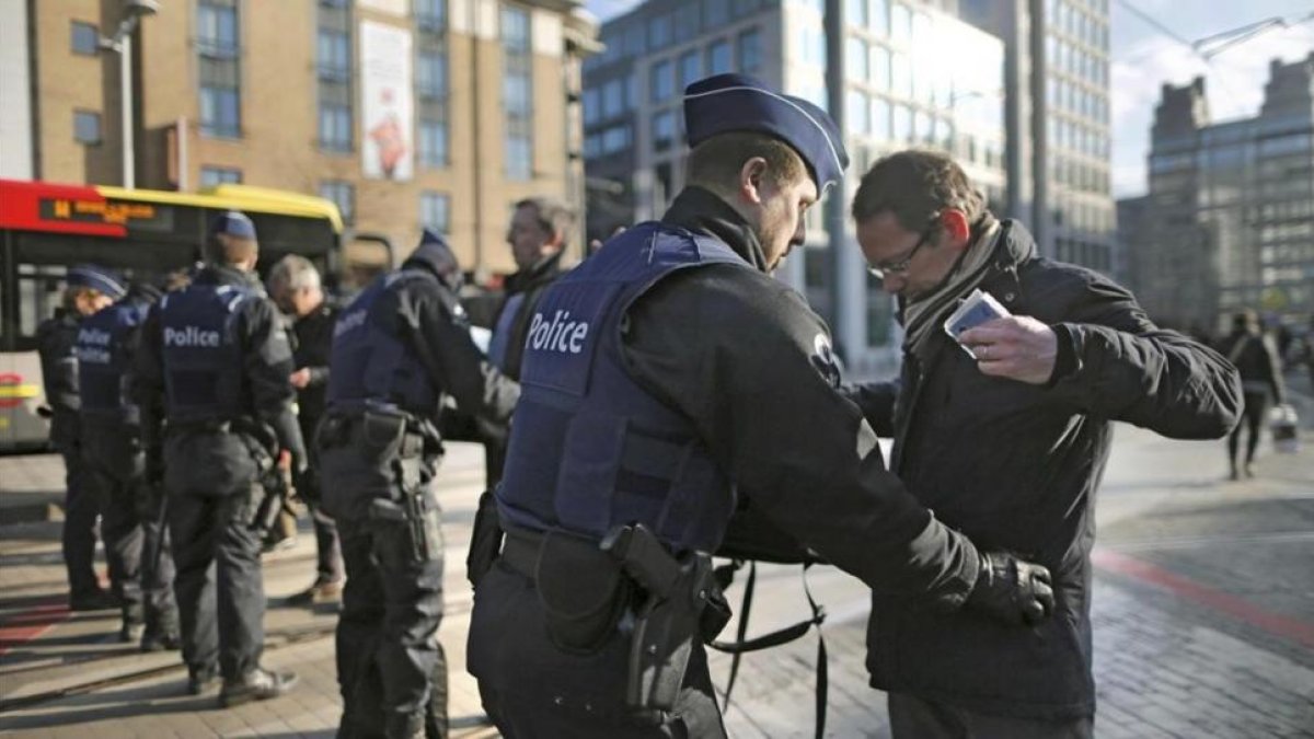 Control policial en Bruselas el pasado 22 de marzo después de los atentados.-REUTERS / CHRISTIAN HARTMANN