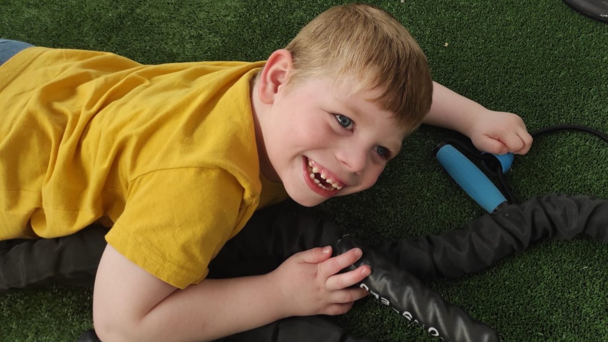 Lucas, de cinco años, tiene síndrome de Angelman, una enfermedad rara. En la imagen, durante una de sus sesiones de fisioterapia. ECB
