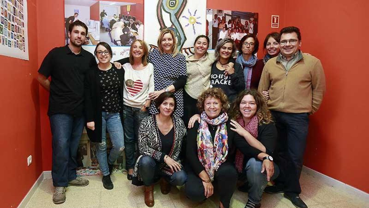 Parte del equipo profesional que desarrolla el trabajo de atención al inmigrante en Burgos.-ISRAEL L. MURILLO