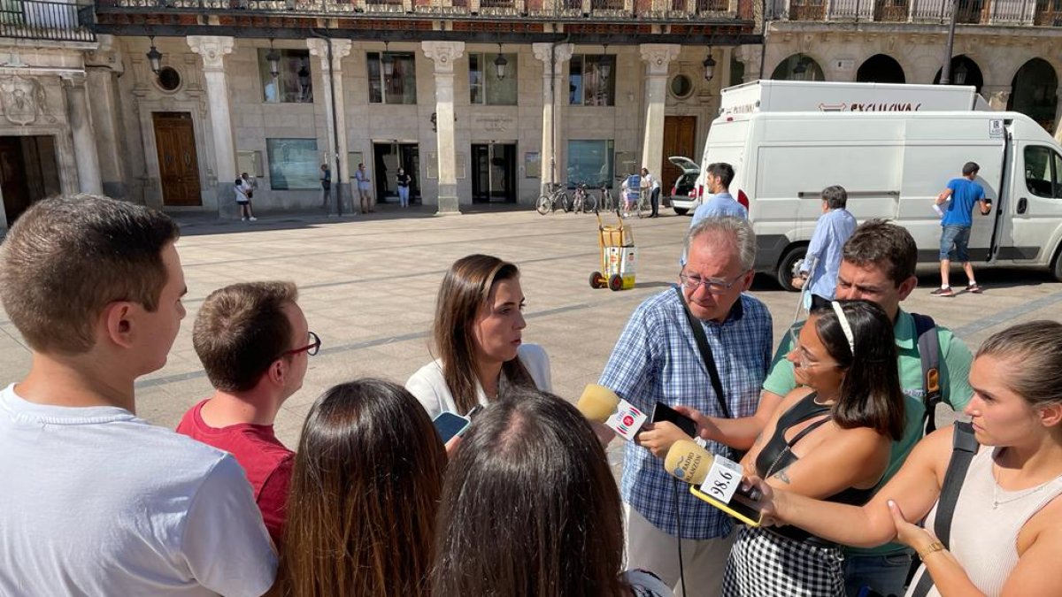 Andrea Ballesteros atiende a la prensa en la Plaza Mayor.