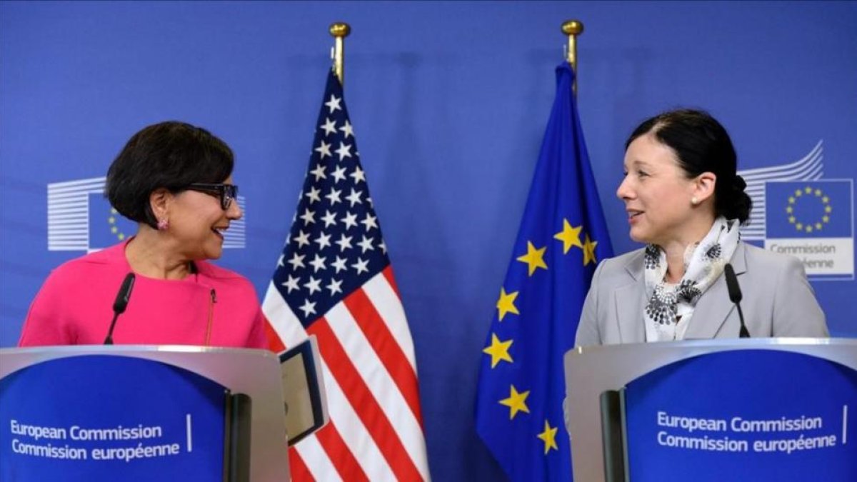 La secretaria de Comercio de EEUU, Penny Pritzker, (izquierda) y la comisaria europea de Justicia, Consumidores e Igualdad de Género, Vera Jourová, durante la presentación del acuerdo.-AFP / THIERRY CHARLIER