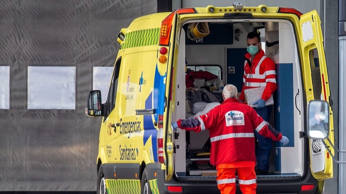Dos sanitarios trasladan a una persona herida al Hospital Universitario de Burgos (HUBU). SANTI OTERO