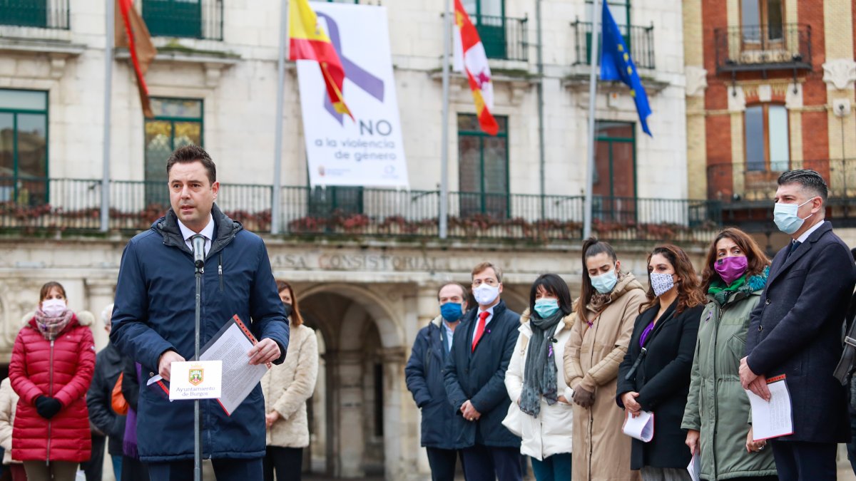 El alcalde Daniel de la Rosa y concejales de PP, Ciudadanos y Podemos leen el manifiesto de la Federación de Municipios y Provincias contra la violencia de género. TOMÁS ALONSO