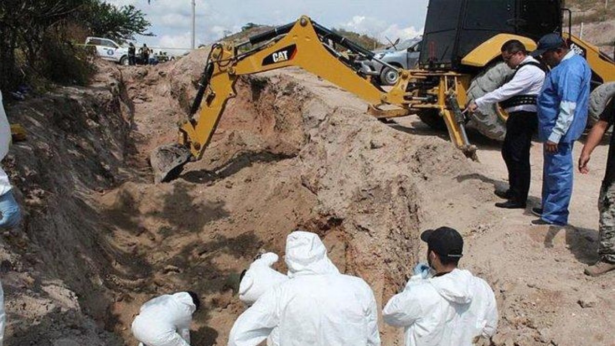 Autoridades recaban los cuerpos de una fosa clandestina en Guerrero, México.-EFE