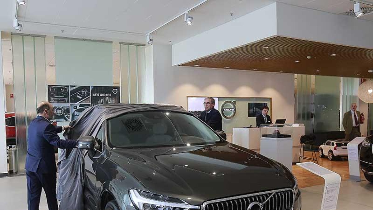Presentación del último modelo de Volvo en llegar a la gama del prestigioso fabricante sueco, ayer en las instalaciones de Grupo Julián.-RAÚL G. OCHOA