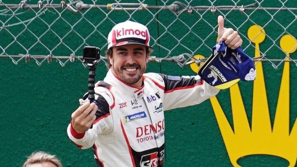 Fernando Alonso se autofografía tars ganar, ayer, las 24 Horas de Le Mans.-EFE / EDDY LEMAISTRE