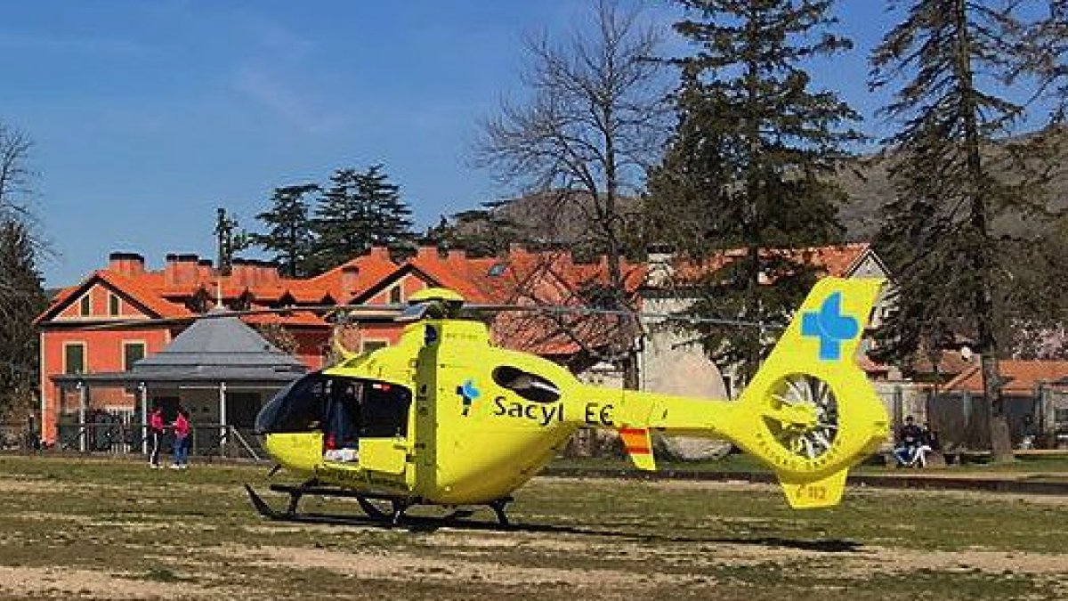 Un helicóptero sanitario trasladó al herido al HUBU. ECB