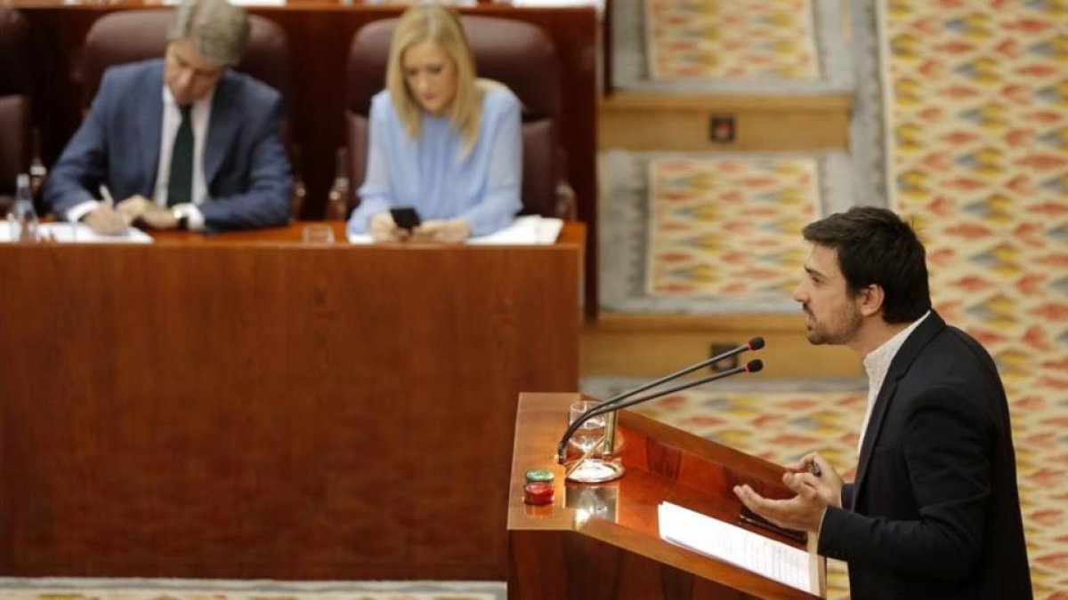 Ramón Espinar (Podemos) defiende la moción de censura en la Asamblea de Madrid contra la presidenta, Cristina Cifuentes (PP).-JOSÉ LUIS ROCA