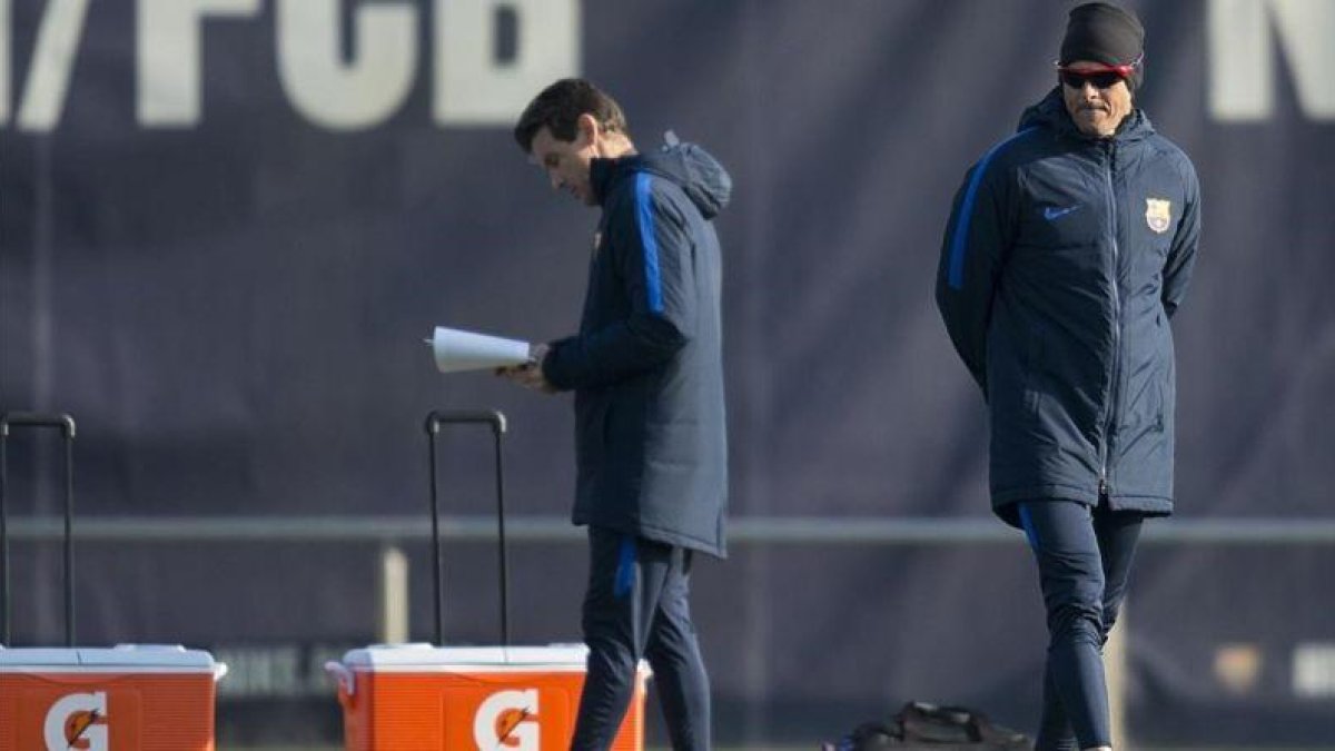 Unzué y Luis Enrique, en el entrenamiento previo al viaje del Barça a Vila-real.-JORDI COTRINA