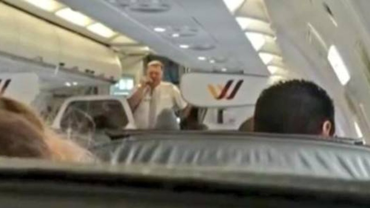 l piloto de Germanwings Frank Woiton tranquiliza a los pasajeros-Twitter