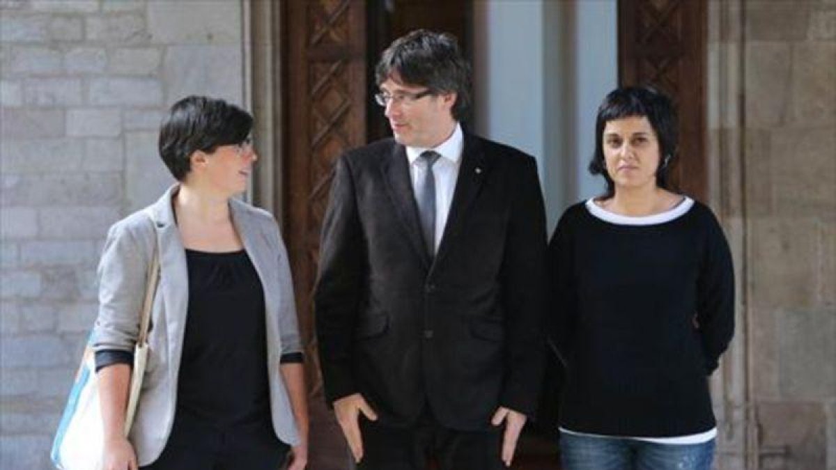 El president Carles Puigdemont y las diputadas de la CUP Mireia Boya y Anna Gabriel, en febrero.-RUBÉN MORENO