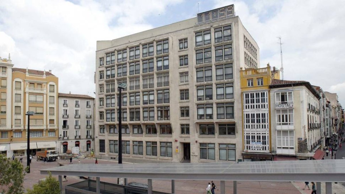 El edificio de oficinas de Caja de Burgos es ahora propiedad de Caixabank.-ISRAEL L. MURILLO
