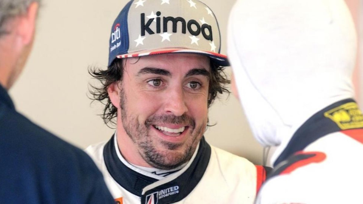 Fernando Alonso habla con uno de sus compañeros en Daytona (EEUU).-EFE / GERARDO MORA