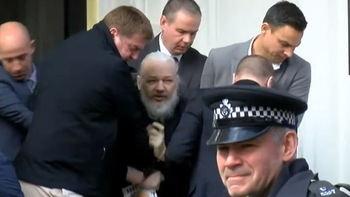 Assange, en el momento en que es sacado a rastras de la embajada de Ecuador en Londres.-YOUTUBE