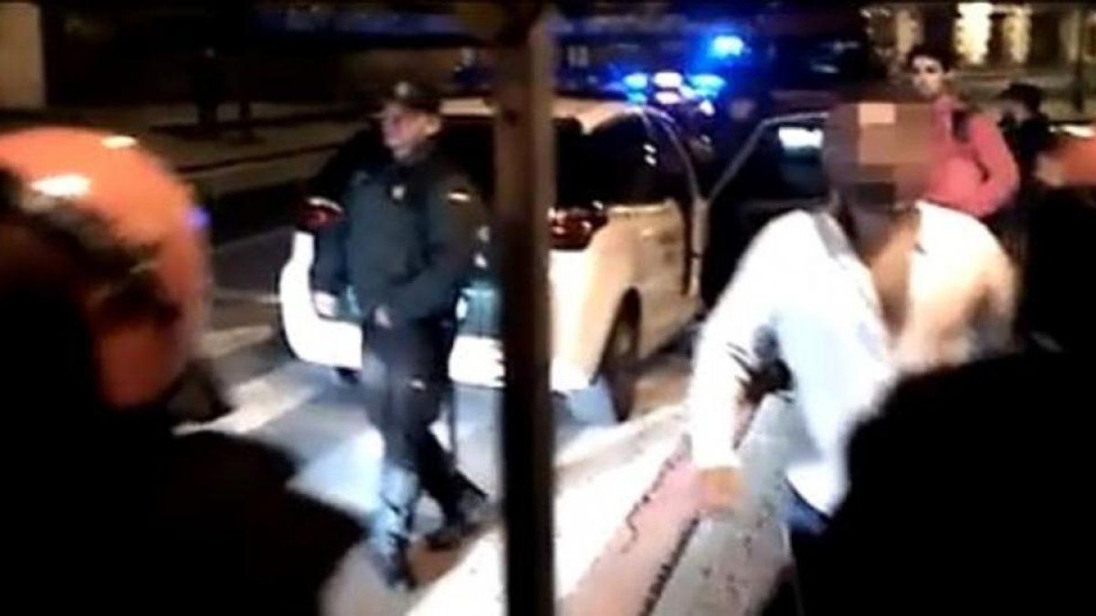 Imagen del vídeo grabado por Iñaki Abad al que ha tenido acceso EITB. En la imagen, con camisa blanca, el sargento de la Guardia Civil presuntamente apaleado en Alsasua.-/ PERIODICO