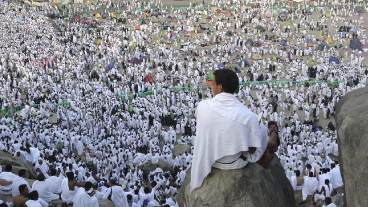 Musulmanes rezan en el monte de Arafat, cerca de La Meca, en Arabia Saudí, este miércoles.-AMEL PAIN / EFE