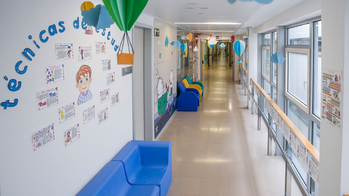 Los niños afectados por un cáncer infantil tienen hospitalizaciones muy largas. La humanización de las zonas de pediatría del hospital están en cada rincón. TOMÁS ALONSO