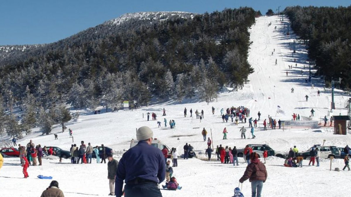 Numerosos aficionados a los deportes invernales en Santa Inés, cuya pista alpina ofrece un entorno privilegiado.-ÁLVARO MARTÍNEZ