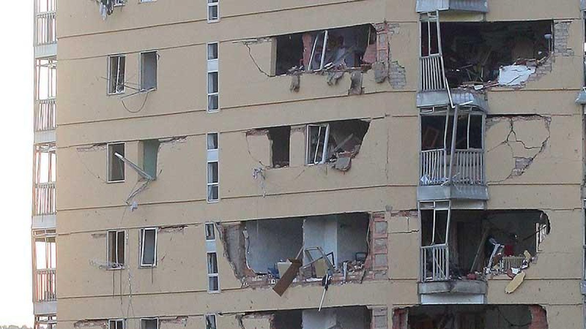 La bomba en la casa cuartel de Burgos reventó la fachada del edificio y causó 70 heridos.-I. L. MURILLO